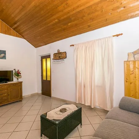House Santa Barbara Postira