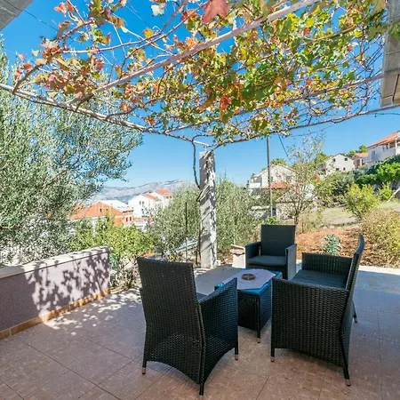 House Santa Barbara Nyaraló Postira